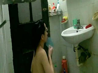 Zuhanyzás egy titkos ázsiai sztárral