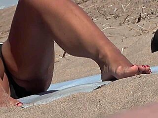 Nærbilde av fantastiske barfodede føtter på stranden