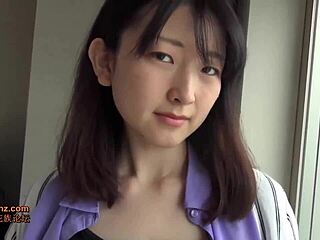 Azgın bir Asyalı kadın 34 yaşında yaramazlık yapıyor