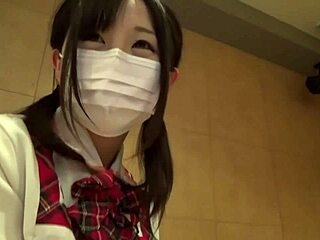 귀여운 금발의 일본 십대 소녀는 고해상도 정액으로 그녀의 똥을 채웁니다