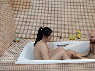 נער ספרדי צעיר עם פירס מקיים יחסי מין גסים באמבטיה