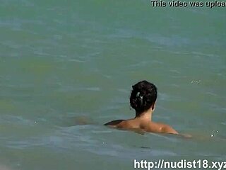 Vídeo de praia nudista amador de mulheres apertadas ficando sujas