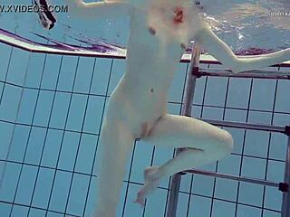 L'incredibile spettacolo subacqueo di Nastya: bagnato e selvaggio