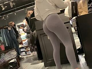 Uma garota branca sexy de leggings exibindo suas nádegas perfeitas