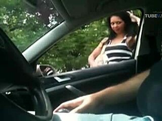 Pelacur amatir memberikan blowjob yang menakjubkan di dalam mobil