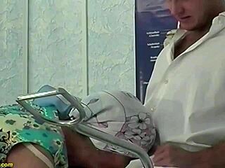 在医院里,一个毛的老太太被她兴奋的医生粗暴地拳击