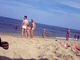 Compilación de acción de cámara oculta en una playa gay desnuda