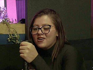 Adolescentul Gabriella Maes cedează farmecelor femdom ale lui Agatha Ludovino în primul ei interviu porno