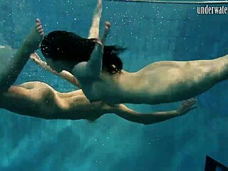 裸のレズビアンが水中でのワイルドな時間を楽しむ