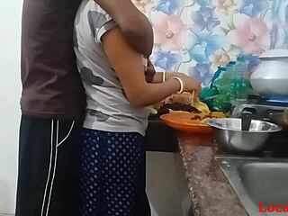 India matang bhabi mendapat fucked dalam ruang makan pada webcam