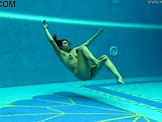 جسد مدهش من ميلف أوروبية مثيرة سزان تشيهاردا في فيديو مثير تحت الماء
