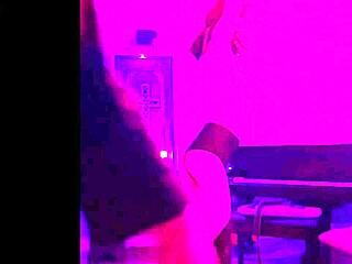 Vidéo BDSM maison de la maîtresse Eklavias lors d'une séance d'entraînement du clitoris