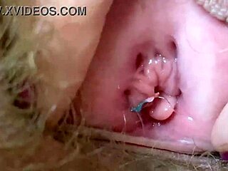 Video fetish raksasa dengan tubuh berbulu dengan tembakan close-up ekstrim dari lubang pantat dan klitoris besar
