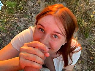 Russisk pige giver et sløvt blowjob offentligt efter at have afsløret sig ved jernbanen
