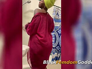 Um vídeo feminino de ébano mostra adoração de bunda inter-racial e poder de deusa
