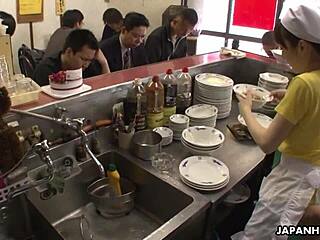 Fittstraffande gruppsex på orientalisk restaurang med amatörjapanska