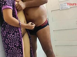 Indická tínedžerka dostáva svoju kundičku vymrdanú v doggy štýle veľkým penisom