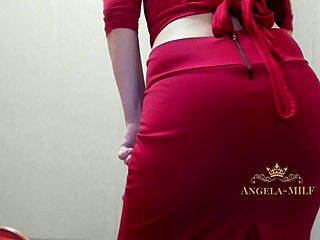 Анджела, огромная задница MILF, показывает свои сексуальные движения и огромный член в захватывающем белье