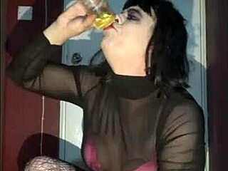 Vidéos HD d'un travesti bisexuel appréciant une bite et buvant sa propre pisse
