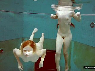 Две потрясающие девушки плавают в бассейне и играют со своими телами