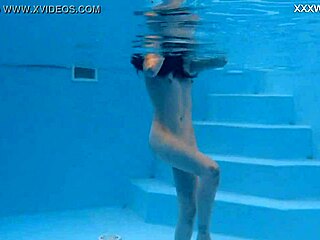 La petite amie aux gros seins Marfa montre son cul serré dans la piscine