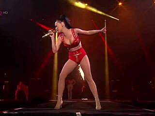 Katy Perrys sizzling live-show provosoiva kierre