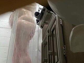 Terhes feleség csupasz szőrös hóddal az RV zuhany alatt