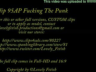 Se hele videoen av spanking og knulling av en punk med hæler og strømpebukser