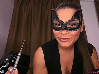 Meana Wolf in verleidelijke cosplay als Catwoman, met een opwindende climax op Batmans masker