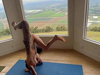 Felicity Felines vroege ochtend workout en naakt yoga sessie