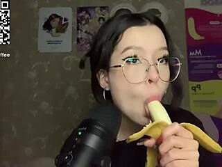 Pienirintainen tyttö antaa käsityön isolle banaanille ASMR:ssä