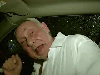 60-летний мужчина занимается грубым анальным сексом на свингерской вечеринке в Рэдлетт