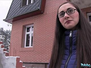 Руски аматер у наочарима је ухваћен и јебан од стране јавног агента