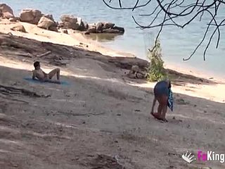 스페인 미녀 알바가 해변에서 장난을 치는 장면