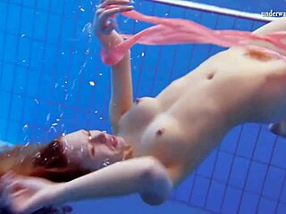 Katka Matrosova zwemt naakt in het zwembad met grote borsten en voeten