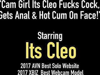 Cleo, une camgirl brune, se fait pénétrer les testicules et se fait baiser