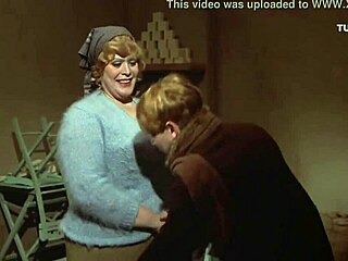 En ung gutt gir en blowjob til en stor MILF i en retro-film