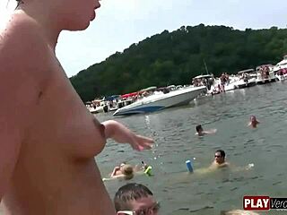 Amatör med stora bröst klär av sig på vattnet