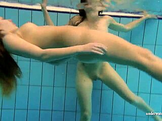 Desportos aquáticos lésbicos com Katka e Kristy na piscina