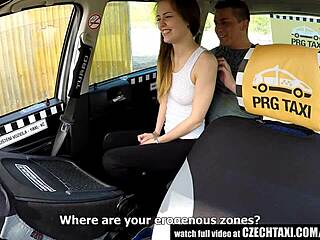 Una rubia checa toma un paseo en el asiento trasero con una cámara oculta en un coche