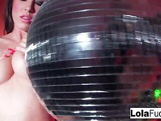Lola Foxx's bubble butt bounces as she dances and stuffs her pussy
