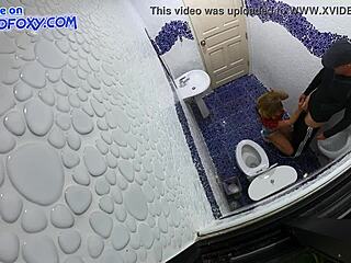 Κρυφή κάμερα καταγράφει πίπα σε δημόσια τουαλέτα