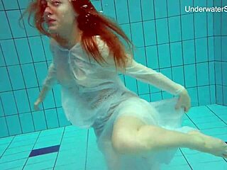 Venäläinen pornotähti Diana Zelenkina villiintyy uima-altaassa