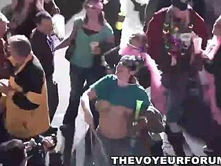 HD-video av en grupp tjejer som visar upp sina fina bröst på Mardi Gras
