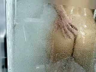 Bărbat musculos face sex cu soția lui la duș cu mai mulți parteneri