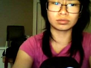 Amatör asiatisk flickvän visar upp sin rumpa och fitta på webbkamera