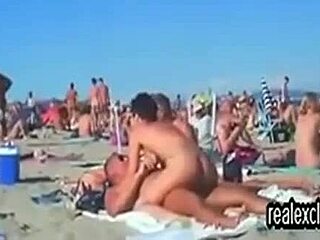 Orális és hüvely szex a tengerparton vörös hajú svingertekkel