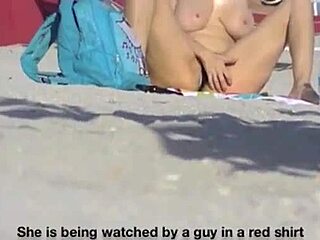Lana, l'épouse exhibitionniste, affiche sa grosse chatte et ses seins en public sur une plage avec un voyeur