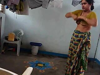 En håret indisk babe tager tøjet af og viser sin armhule i HD-video