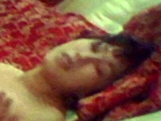Μια ασιατική έφηβη παίρνει το μουνί της να γαμηθεί από έναν ξένο σε ένα ζεστό βίντεο